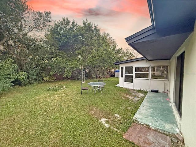 view of yard at dusk