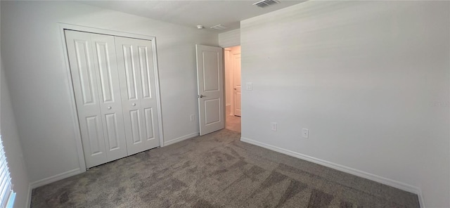 unfurnished bedroom with carpet flooring and a closet