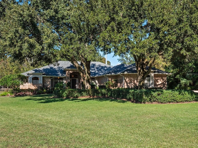 single story home featuring a front lawn