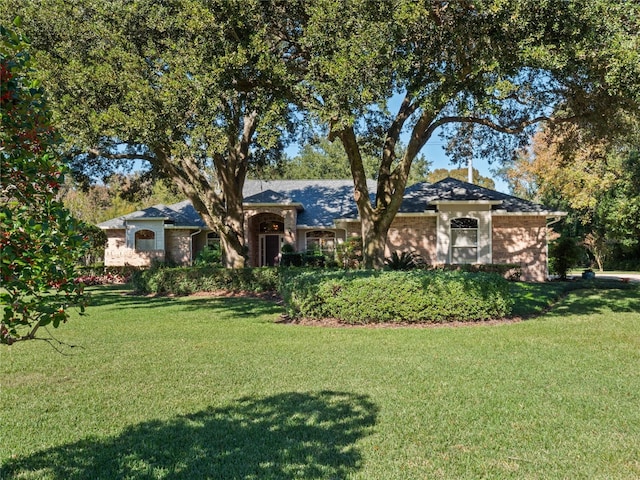 single story home featuring a front yard