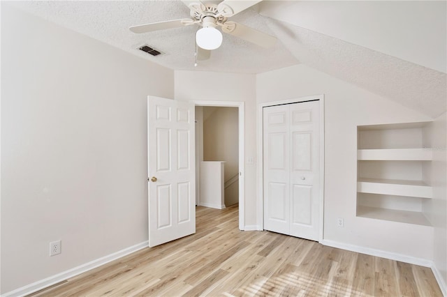 unfurnished bedroom featuring ceiling fan, a textured ceiling, and light hardwood / wood-style flooring