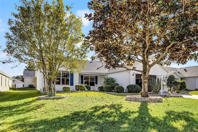 ranch-style house featuring a front yard