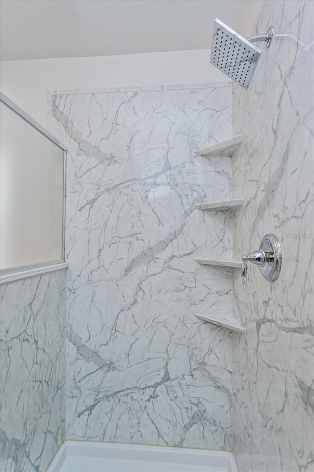 bathroom featuring a tile shower