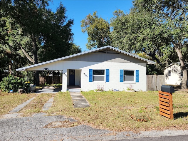 view of front of home featuring a front yard and a carport