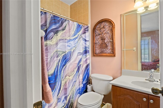 bathroom with toilet, a shower with shower curtain, and vanity