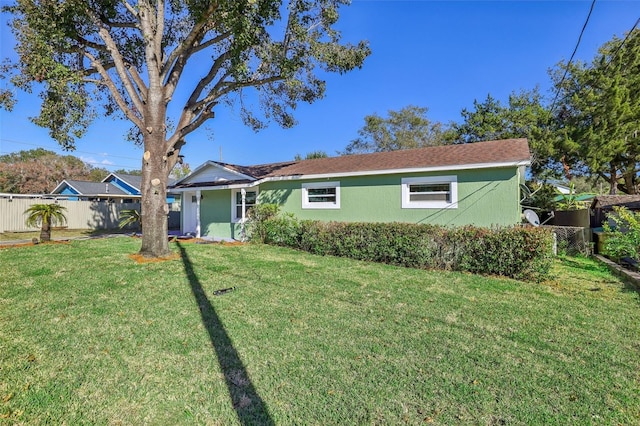 view of front facade with a front yard