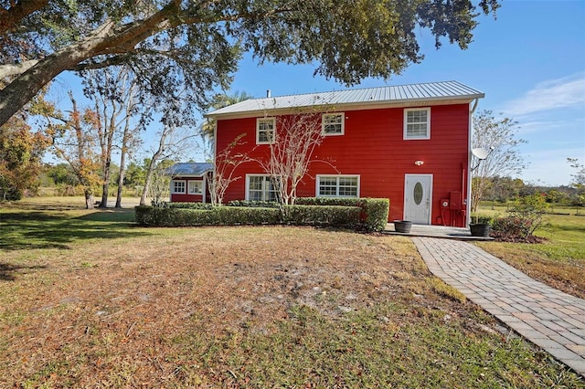 view of front of home featuring a front yard