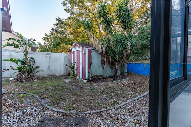 view of yard featuring a storage shed