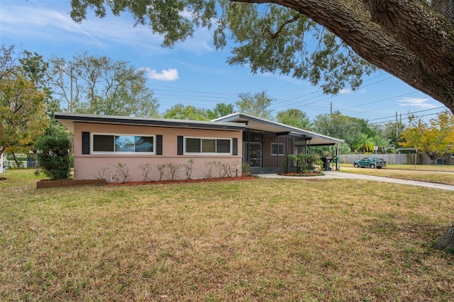 view of front of home featuring a front yard and a carport