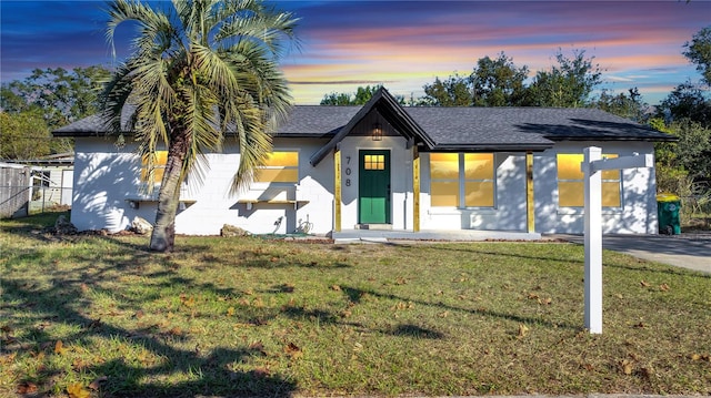 view of front of property featuring a yard