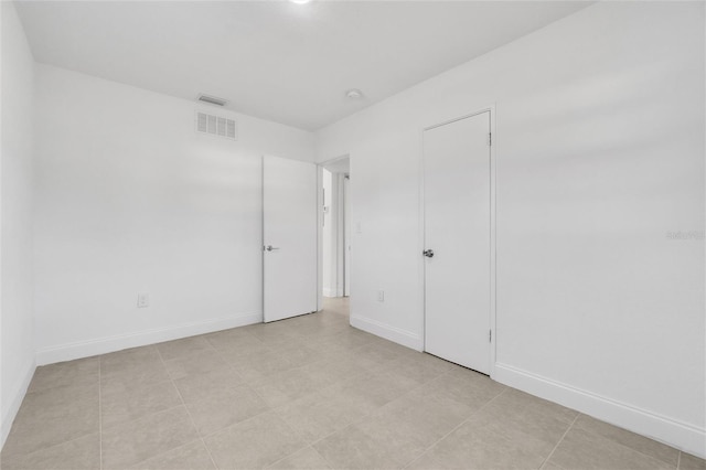 unfurnished room featuring light tile patterned floors