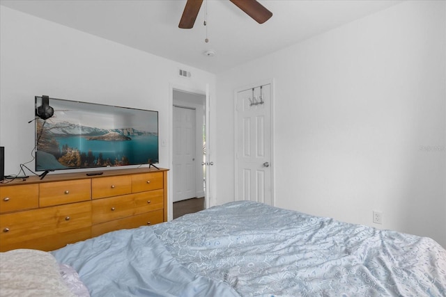 bedroom with ceiling fan