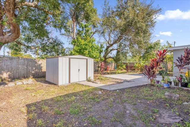 view of yard featuring a shed