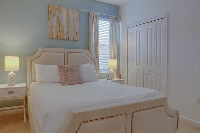 bedroom featuring carpet flooring and a closet