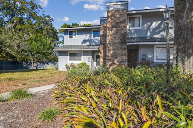 view of front facade featuring a front yard