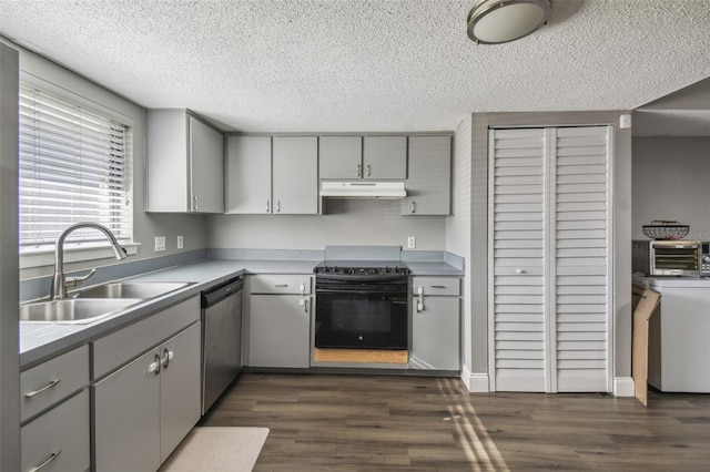 kitchen featuring dishwasher, sink, dark hardwood / wood-style floors, black electric range oven, and gray cabinetry