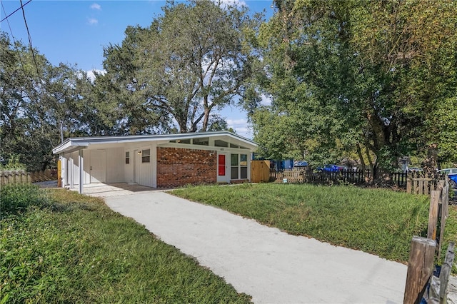 view of front of house featuring a front lawn and a carport