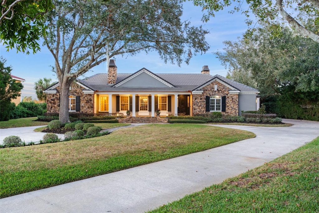 view of front of property featuring a front lawn and a porch