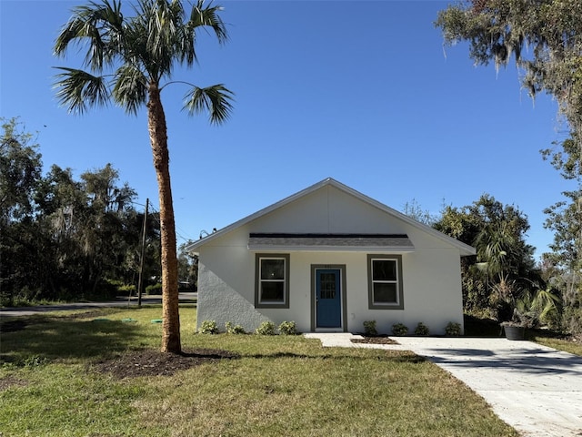 view of front of property with a front yard