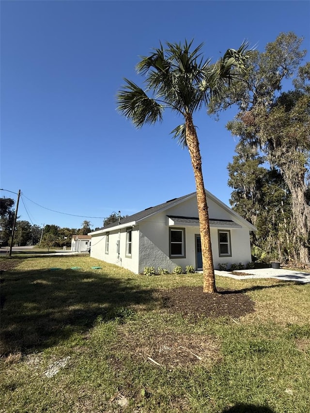 view of front of home featuring a front yard