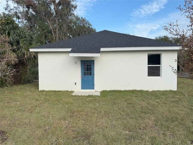 back of house featuring a yard