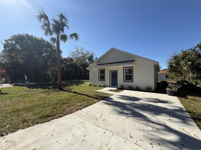 view of front facade with a front lawn