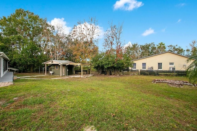 view of yard featuring an outbuilding