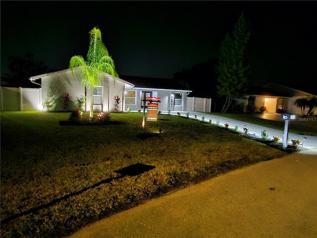 view of front facade featuring a lawn