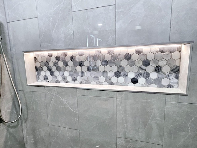 interior details with a tile shower