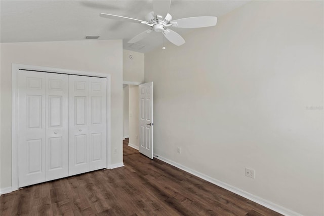 unfurnished bedroom with ceiling fan, lofted ceiling, dark hardwood / wood-style floors, and a closet