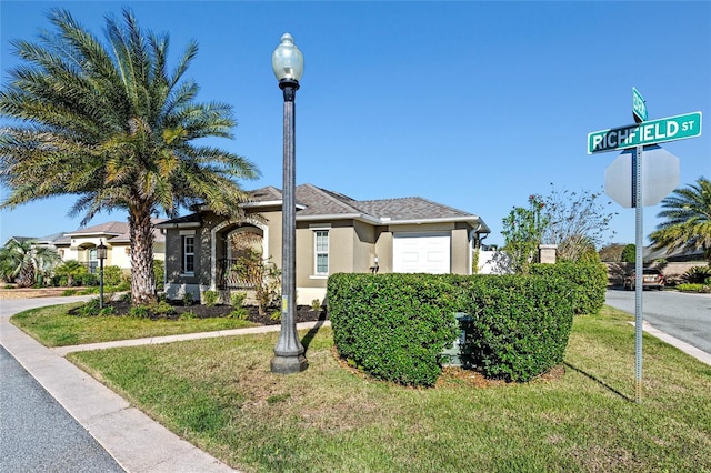 view of front facade with a front lawn