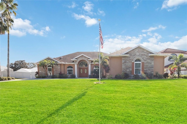 single story home featuring a front lawn