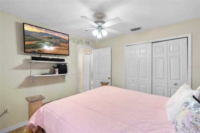 bedroom featuring ceiling fan, a closet, and a textured ceiling