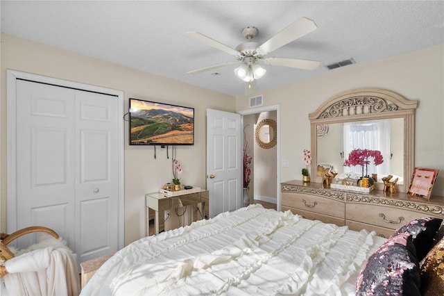 bedroom featuring ceiling fan, a closet, and a textured ceiling