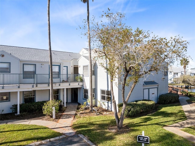 view of front of property with a front yard