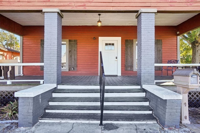 property entrance featuring covered porch