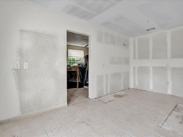 unfurnished room with ceiling fan