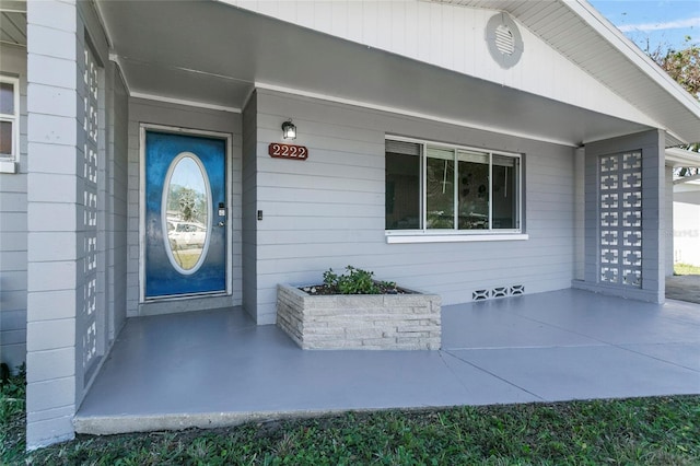 entrance to property featuring a porch