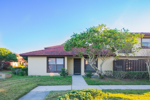 view of front of home featuring a front lawn