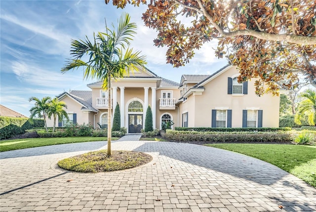 view of front of house featuring a front yard