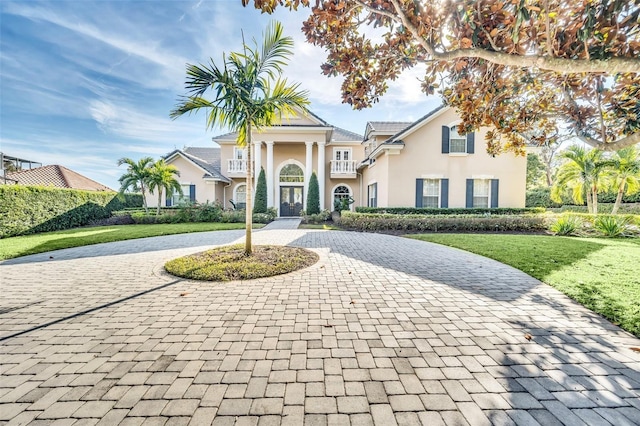 view of front facade featuring a front yard