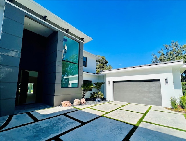 view of front facade featuring a garage