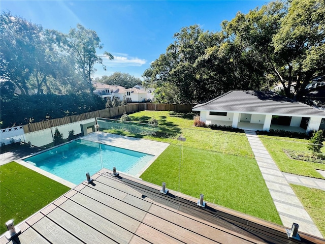 view of swimming pool featuring a yard