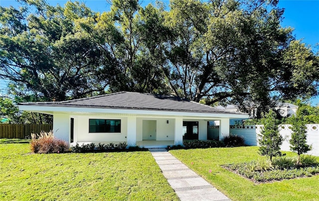 view of front facade with a front yard