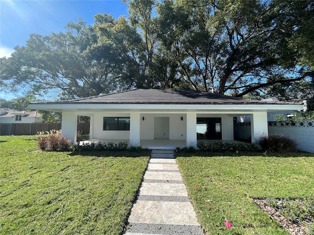 view of front of property featuring a front lawn and covered porch