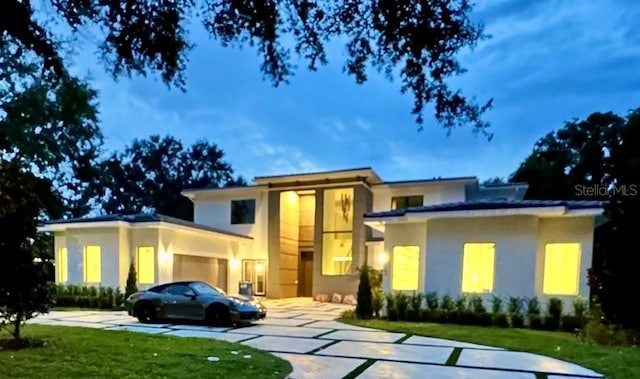 view of front of property featuring a front yard