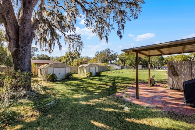 view of yard featuring a shed