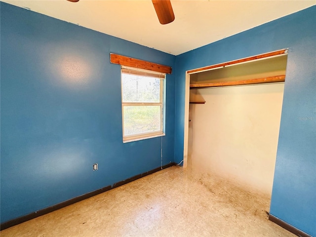 unfurnished bedroom featuring ceiling fan and a closet