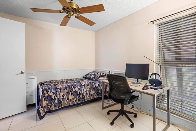 bedroom featuring ceiling fan and a textured ceiling