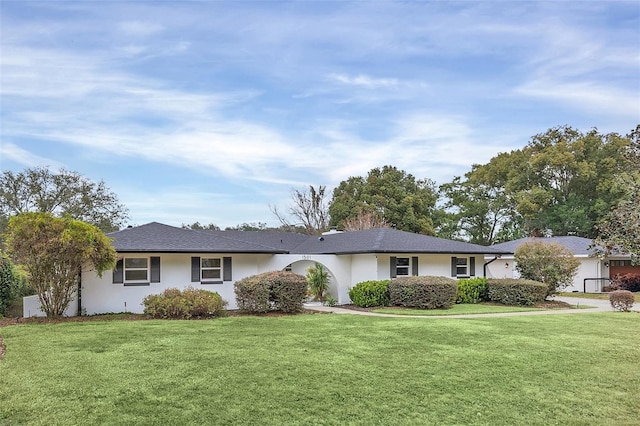 single story home with a front lawn